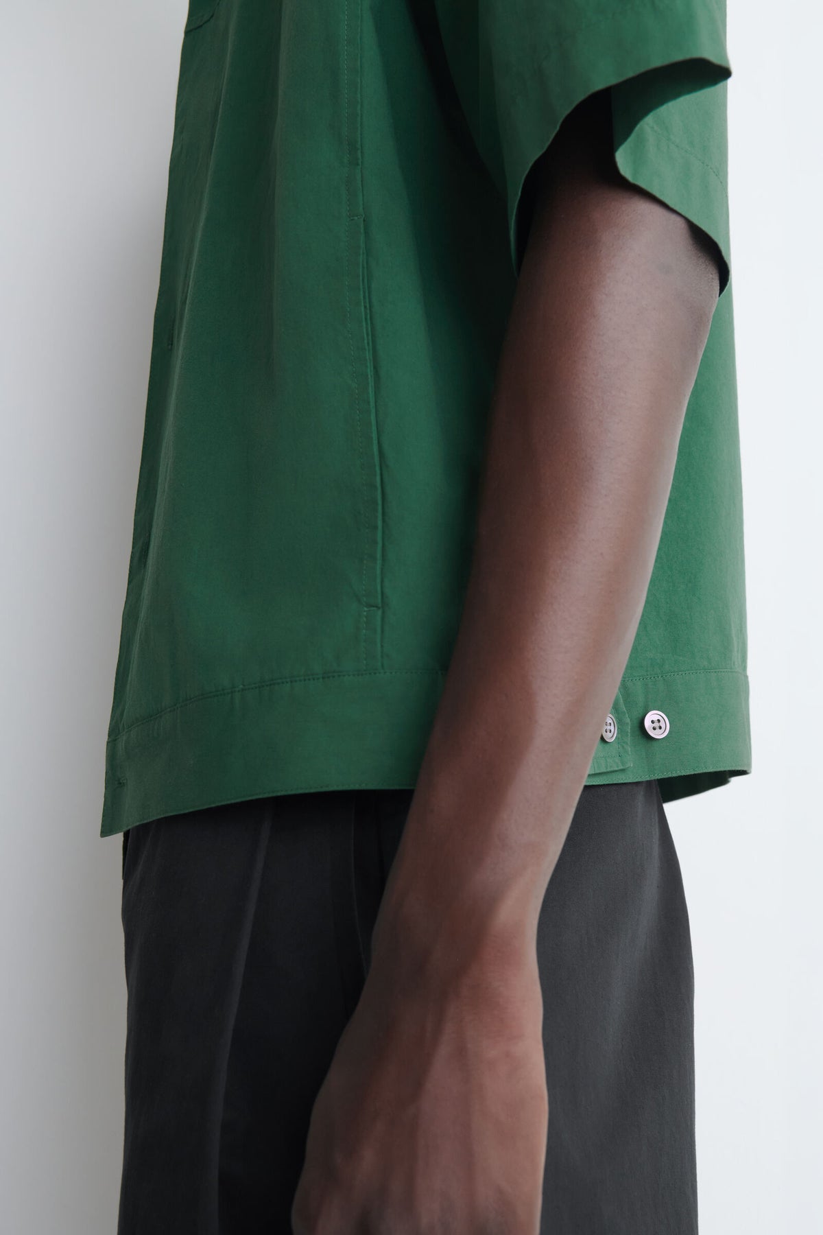 CAMISA UTILITY DE ALGODÓN-POPLIN DE CORTE CUADRADO - VERDE
