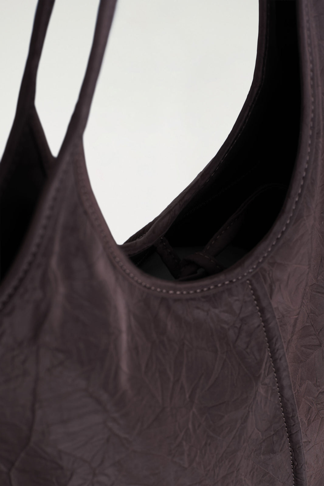 BOLSA DE TOTE ESCULTÓRICA - CAPARAZÓN ARRUGADO - MARRÓN | DescriptiveDetail