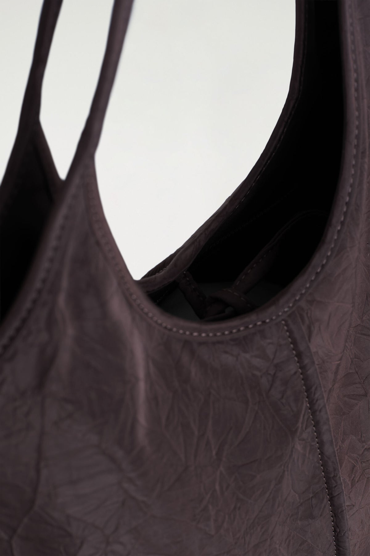 BOLSA DE TOTE ESCULTÓRICA - CAPARAZÓN ARRUGADO - MARRÓN | DescriptiveDetail