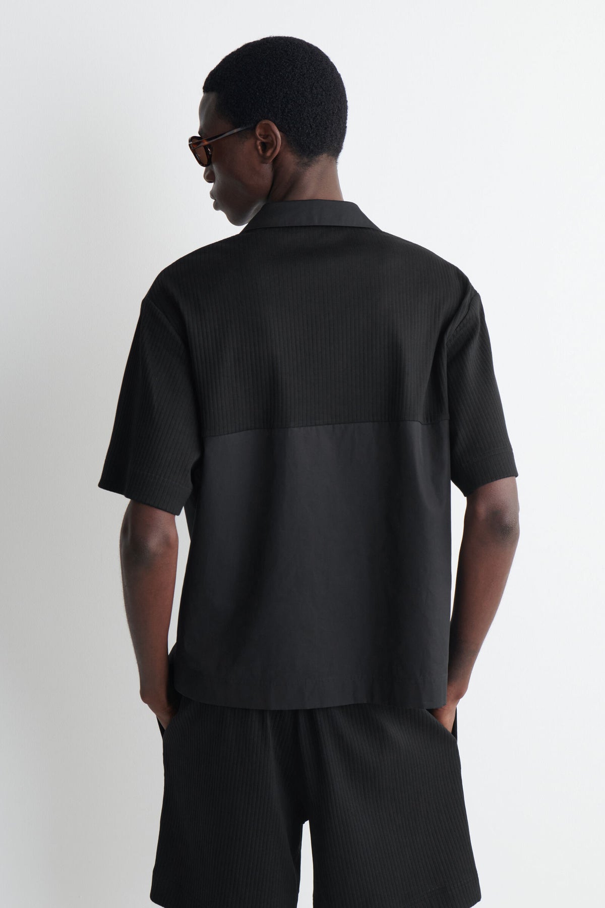 CAMISA RELAJADA CON PANELES DE CONTRASTE - NEGRO