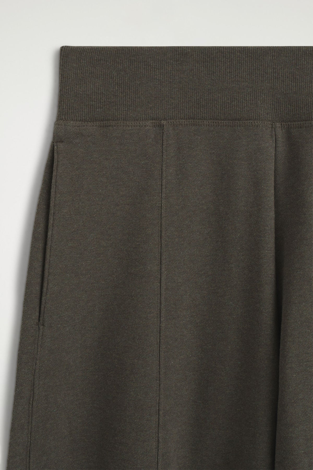 JOGGERS DE ALGODÓN CON PIERNA BARREL - MARRÓN | DescriptiveDetail