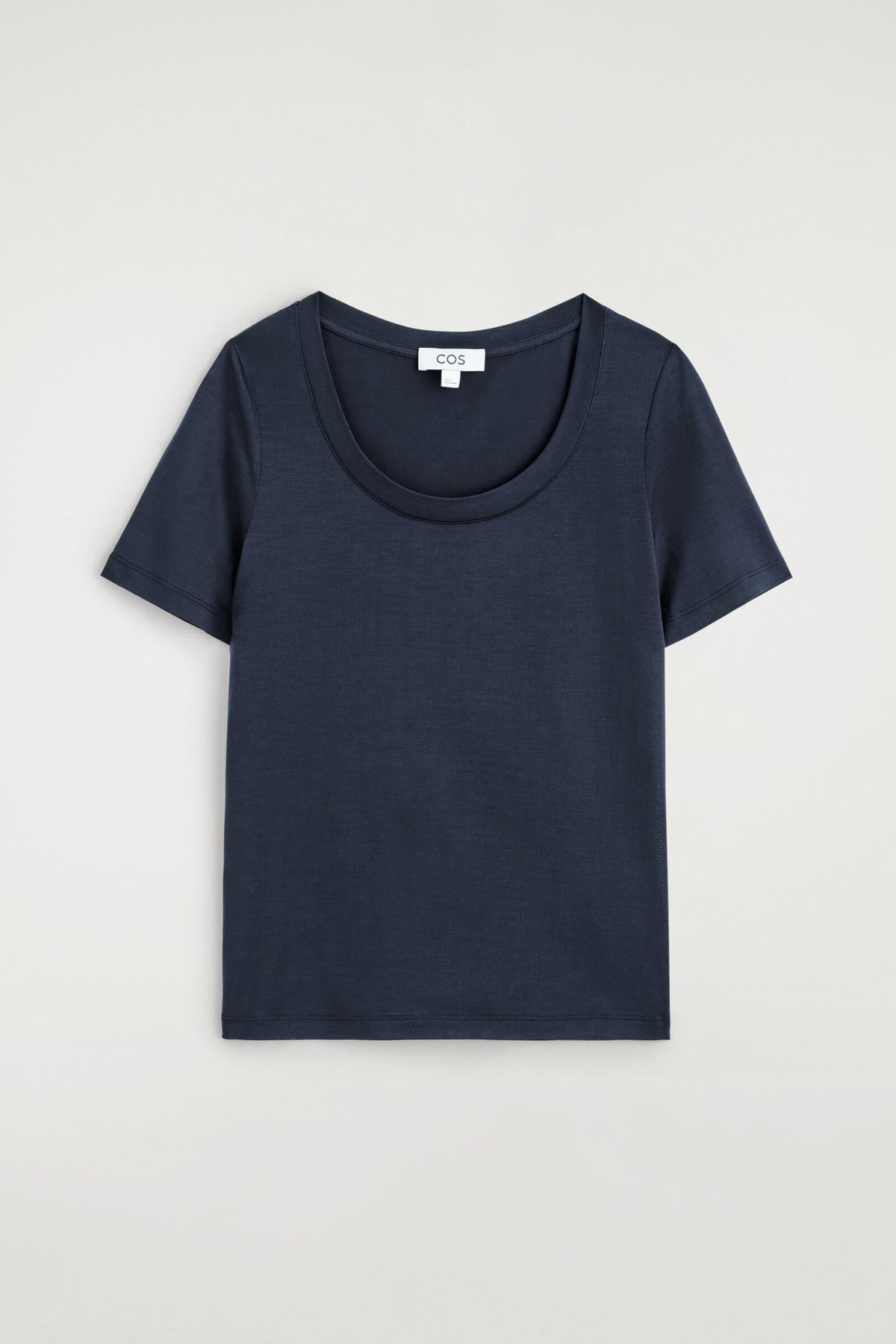 CAMISETA DE SEDA AJUSTADA - AZUL MARINO | DescriptiveStillLife