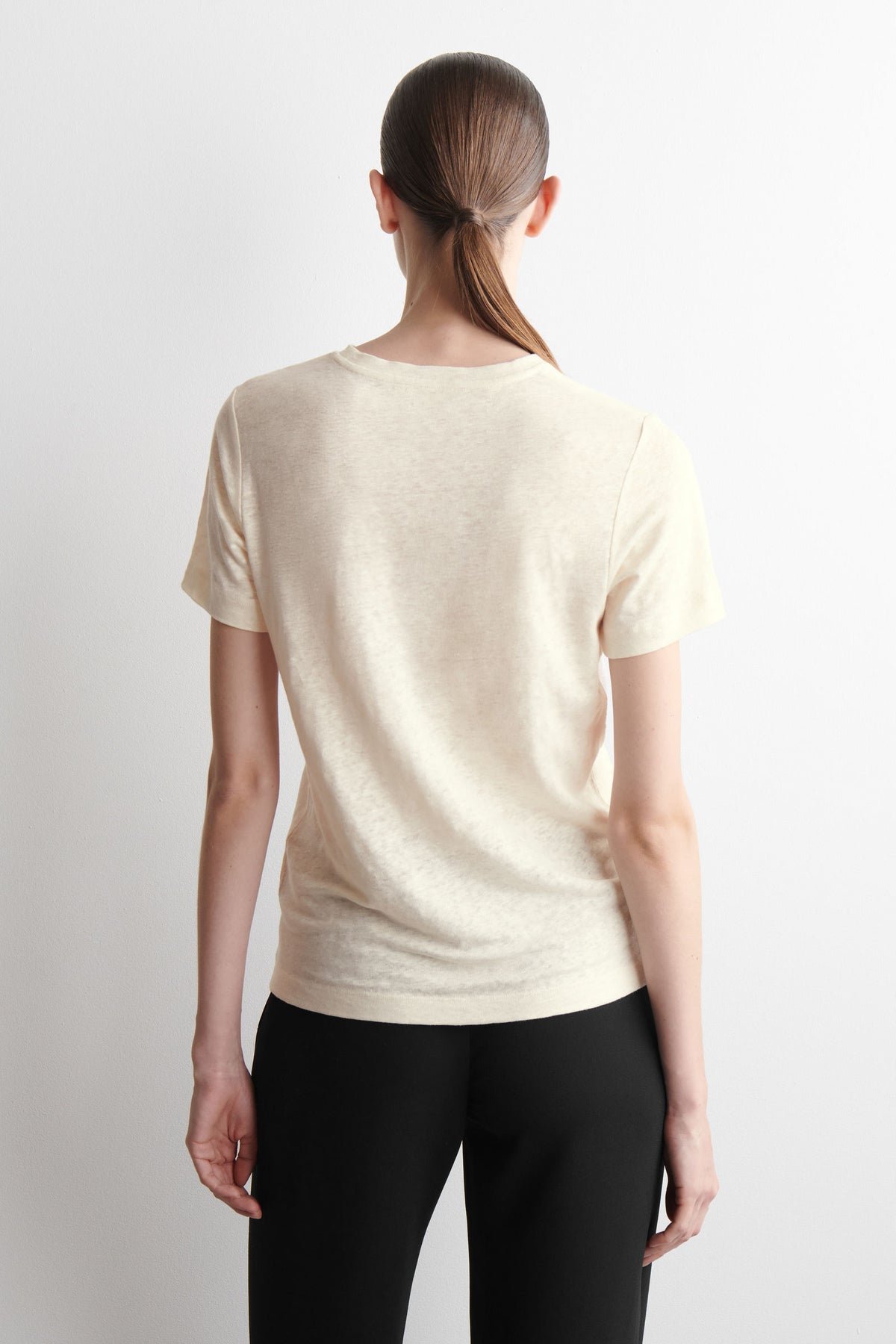 CAMISETA DE LINO CON CUELLO REDONDO - HUESO - StillMedia/Lookbook