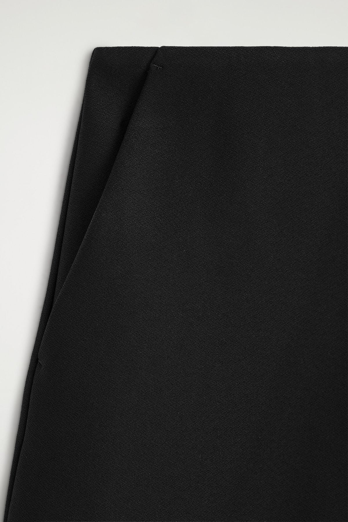 SHORTS DE CREPE DE PIERNA ANCHA - NEGRO | DescriptiveDetail