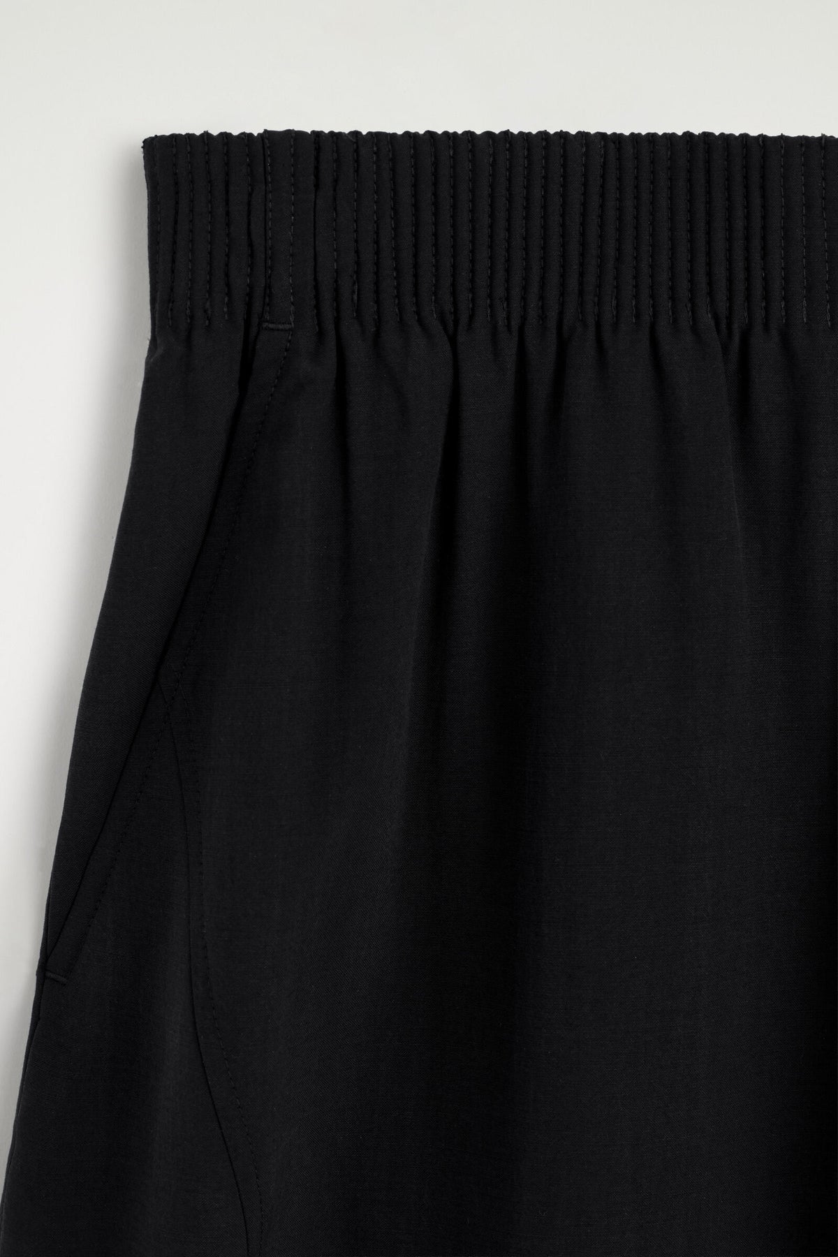 PANTALONES DE TELA CON PIERNA BARREL Y ELÁSTICO - NEGRO | DescriptiveDetail