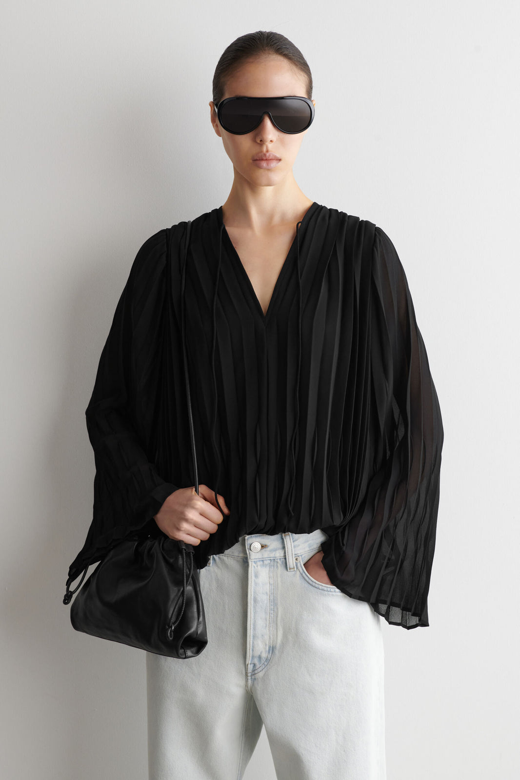 BLUSA DE GEORGETTE PLISADA CON LAZO - NEGRO