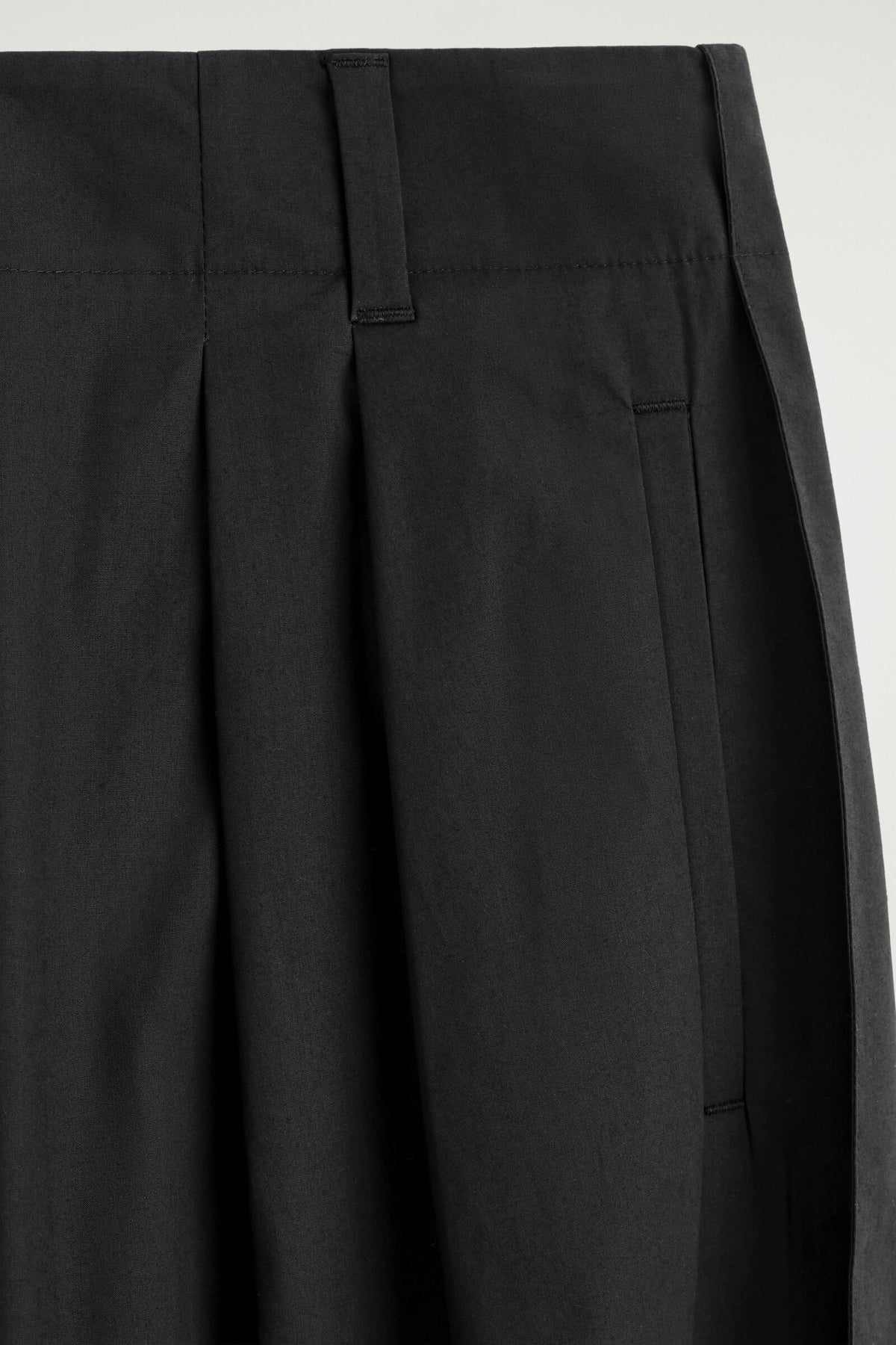 PANTALONES UTILITY CÓNICOS DE ALGODÓN PLISADOS - NEGRO | DescriptiveDetail