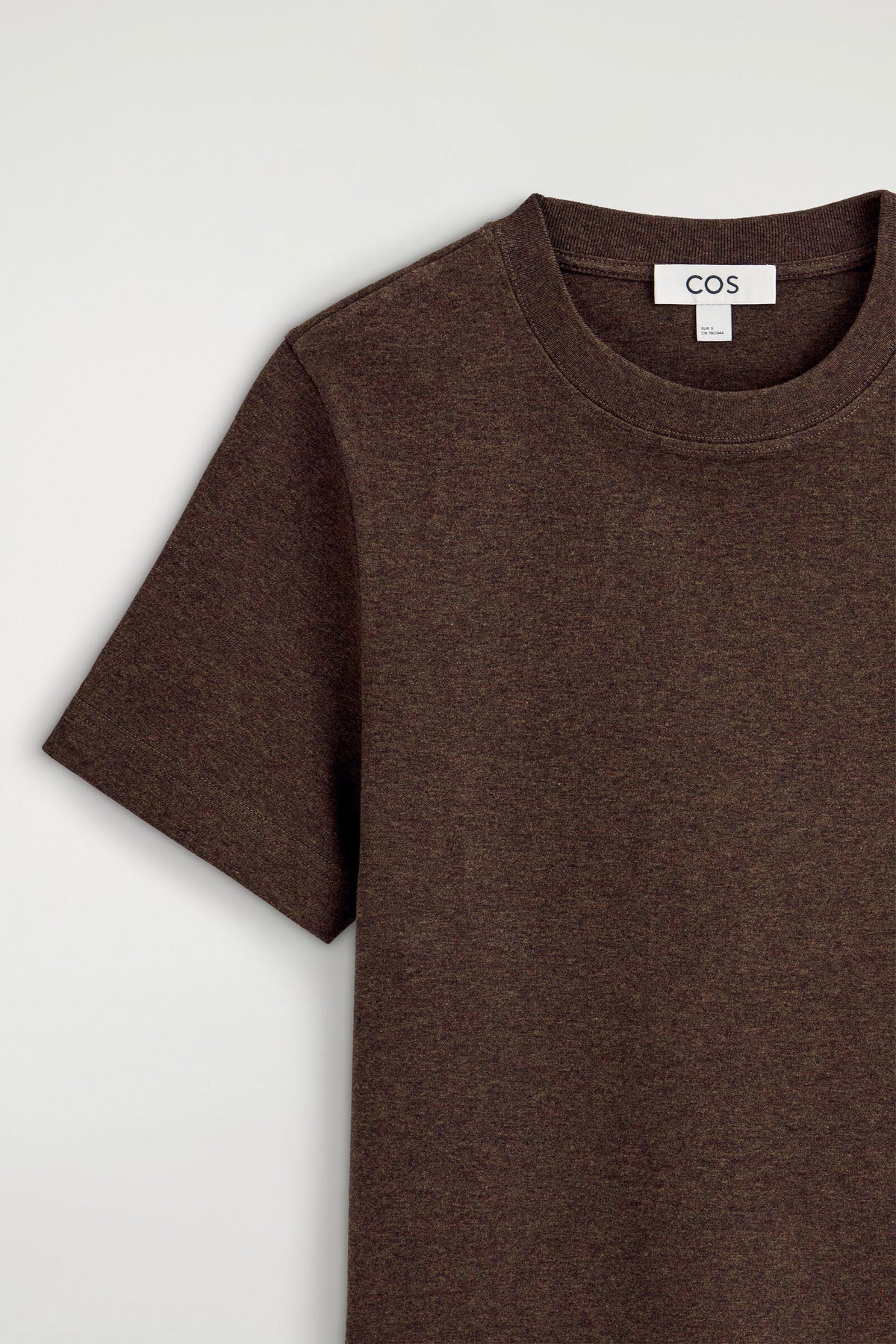CAMISETA DE CORTE LIMPIO - MARRÓN OSCURO | DescriptiveDetail