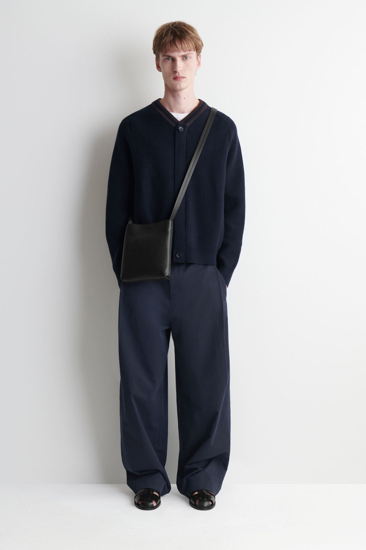 BOLSO DE HOMBRO URBANO - PIEL GRANEADA - NEGRO