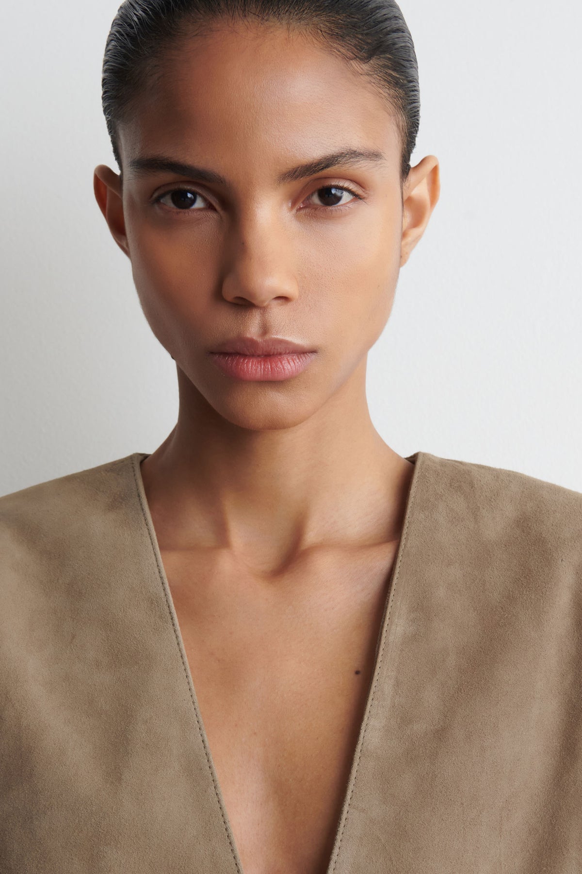 BLAZER DE SUEDE SIN CUELLO - BEIGE - StillMedia/Lookbook