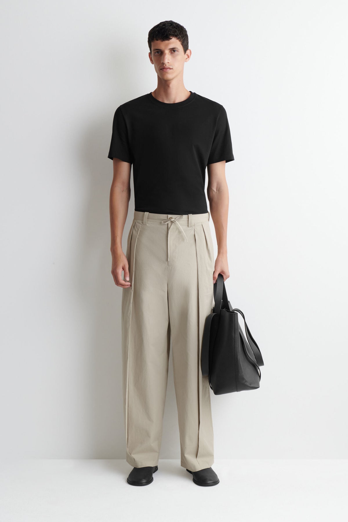 PLAYERA DE ALGODÓN DE CORTE REGULAR - NEGRO