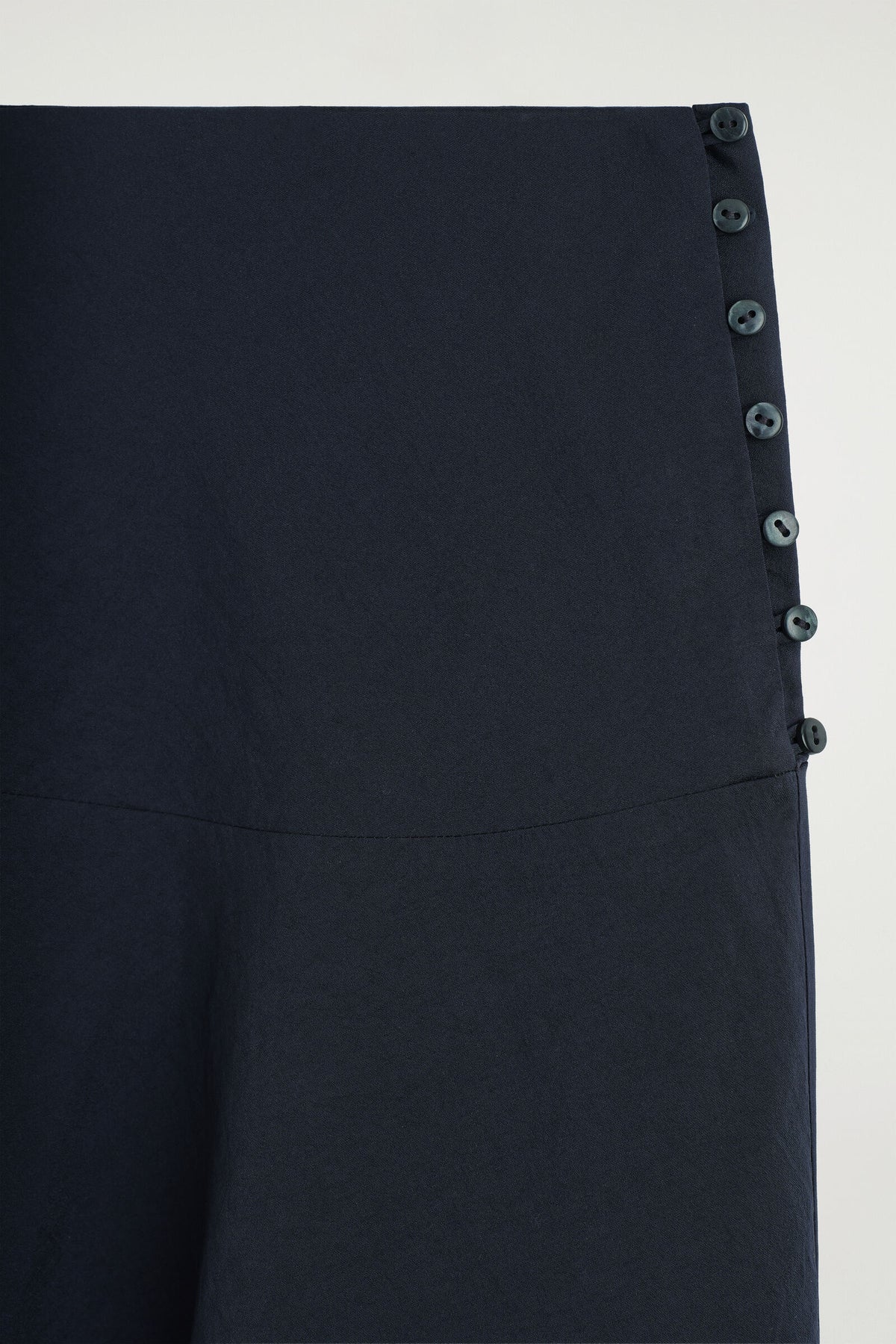BOTÓN-FALDA MIDI FLUIDA - MARINO | DescriptiveDetail