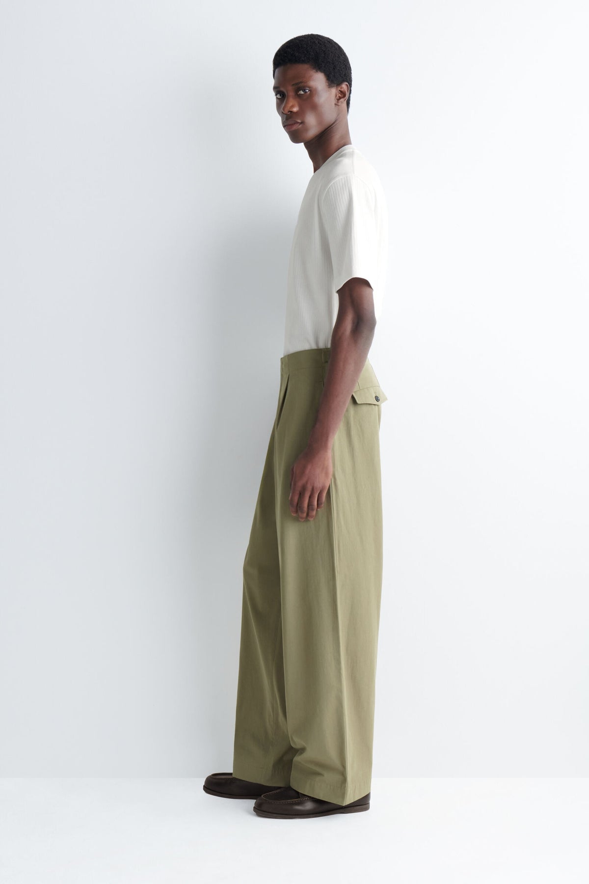 PANTALONES DE CORTE RELAJADO Y PIERNA ANCHA CON BOLSILLOS - KAKI