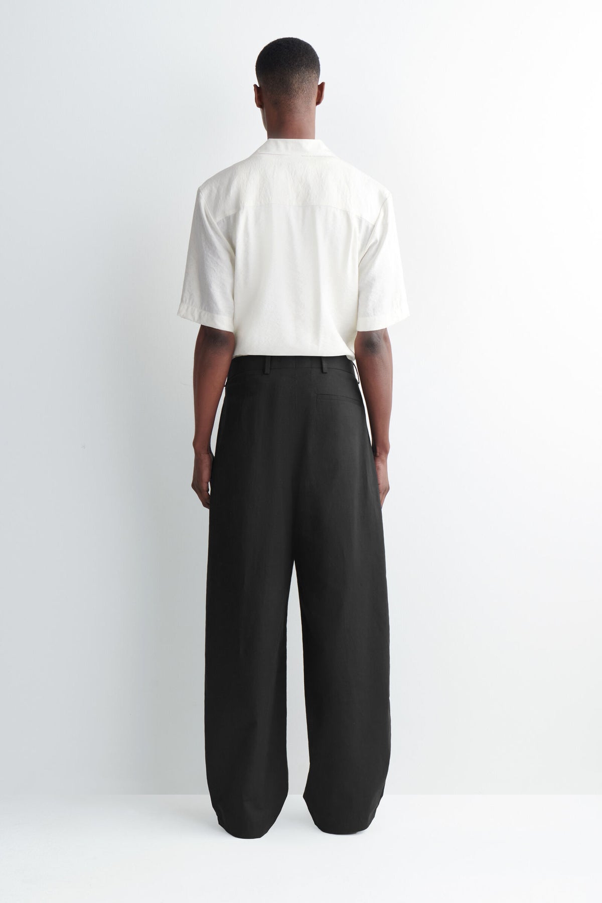 PANTALONES DE ALGODÓN Y LINO DE CORTE RELAJADO Y PIERNA BARREL - NEGRO