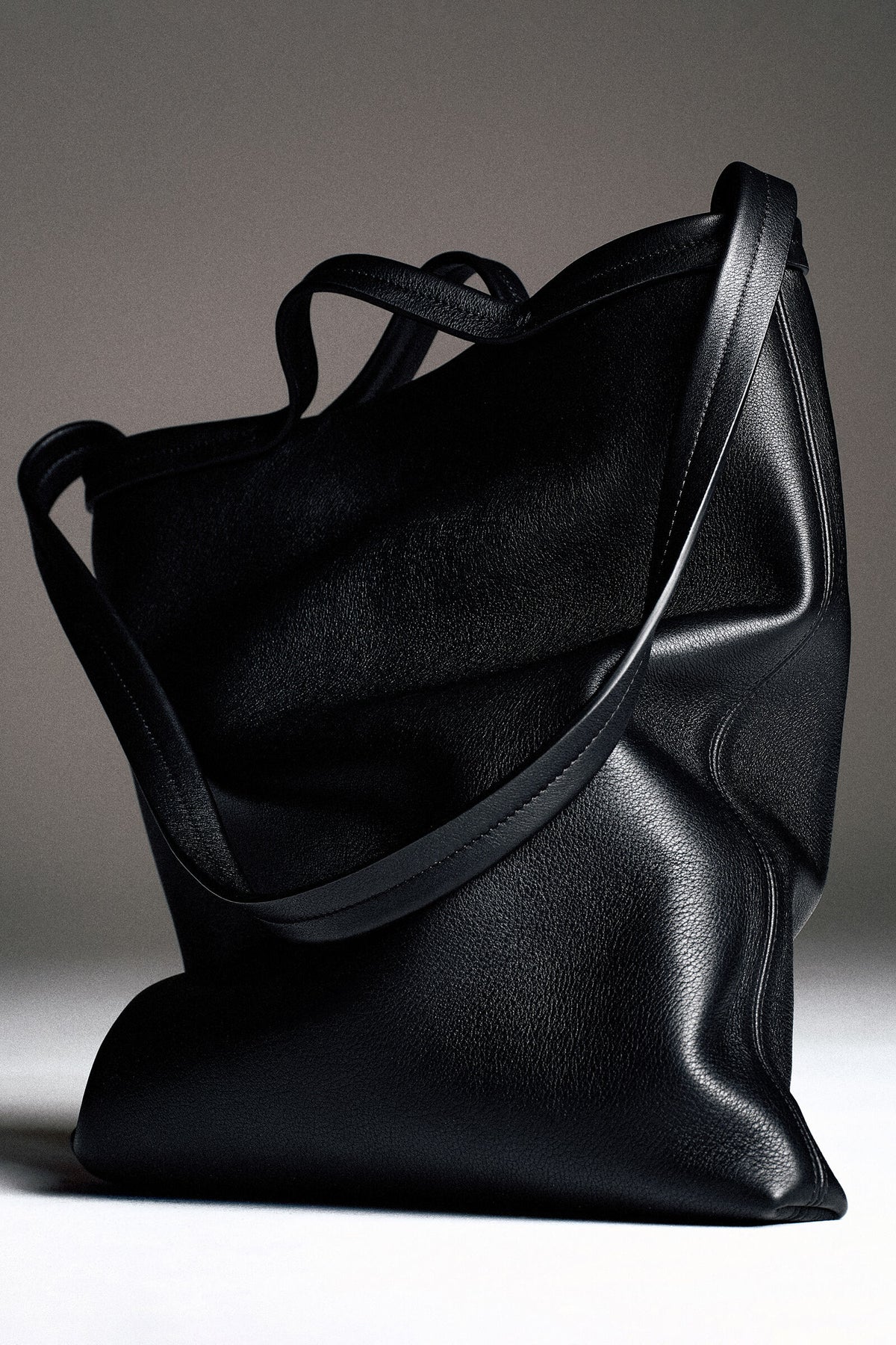 BOLSO DE MANO CON CORREA - PIEL - NEGRO | Lookbook
