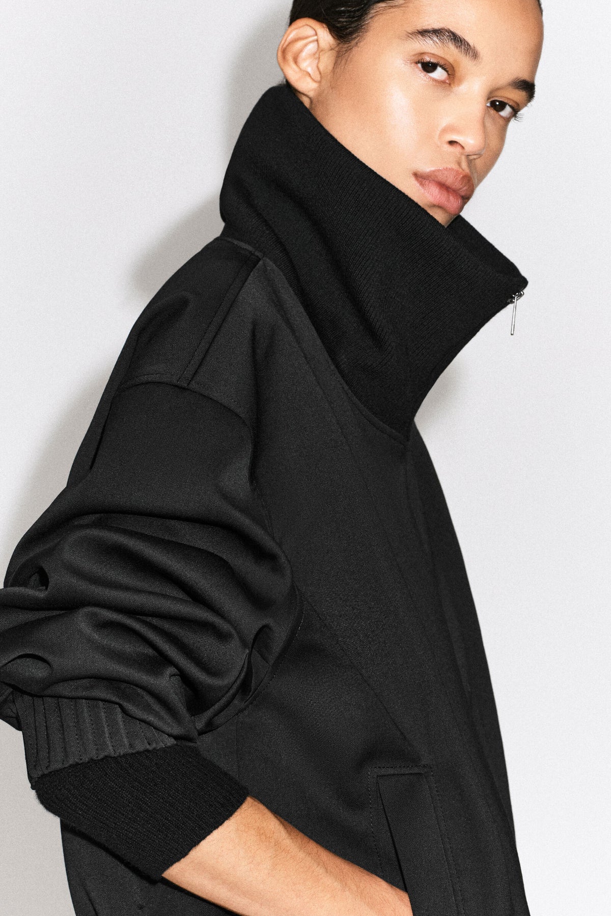 CHAQUETA CON CUELLO ALTO - NEGRO