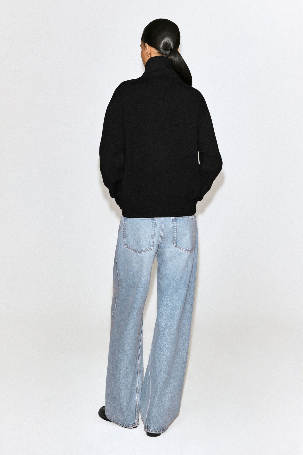 SWEATER DE PUNTO CON MEDIO CIERRE Y CUELLO DE EMBUDO - NEGRO