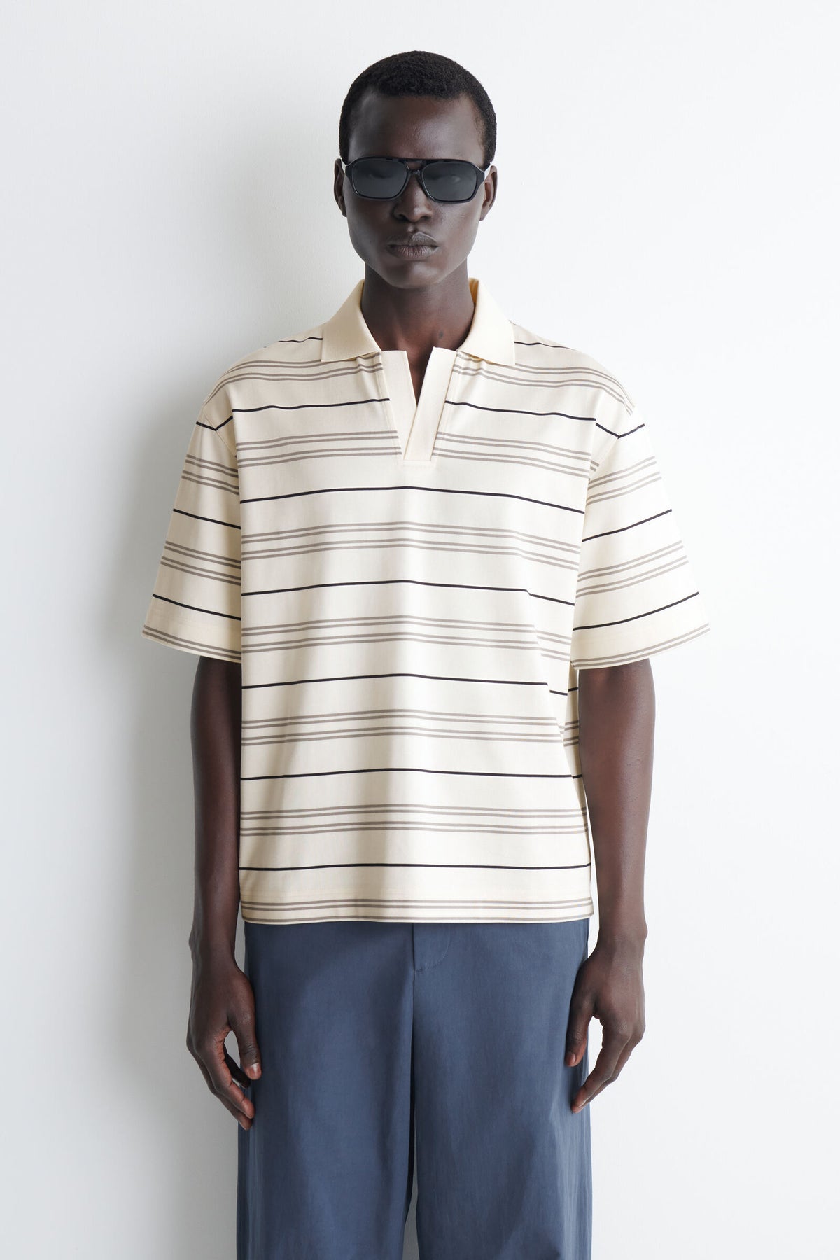 POLO RAYADA CON CUELLO ABIERTO - MARFIL / RAYADO