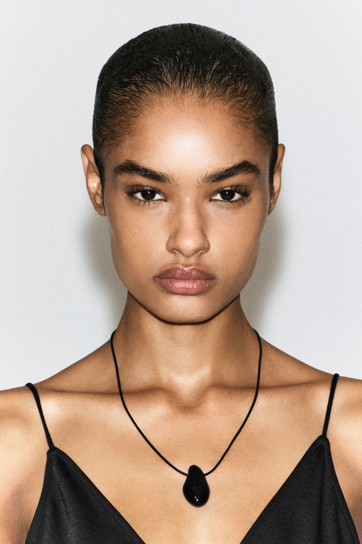 COLLAR CON DISEÑO DE CÁMARA DE VIDRIO - NEGRO