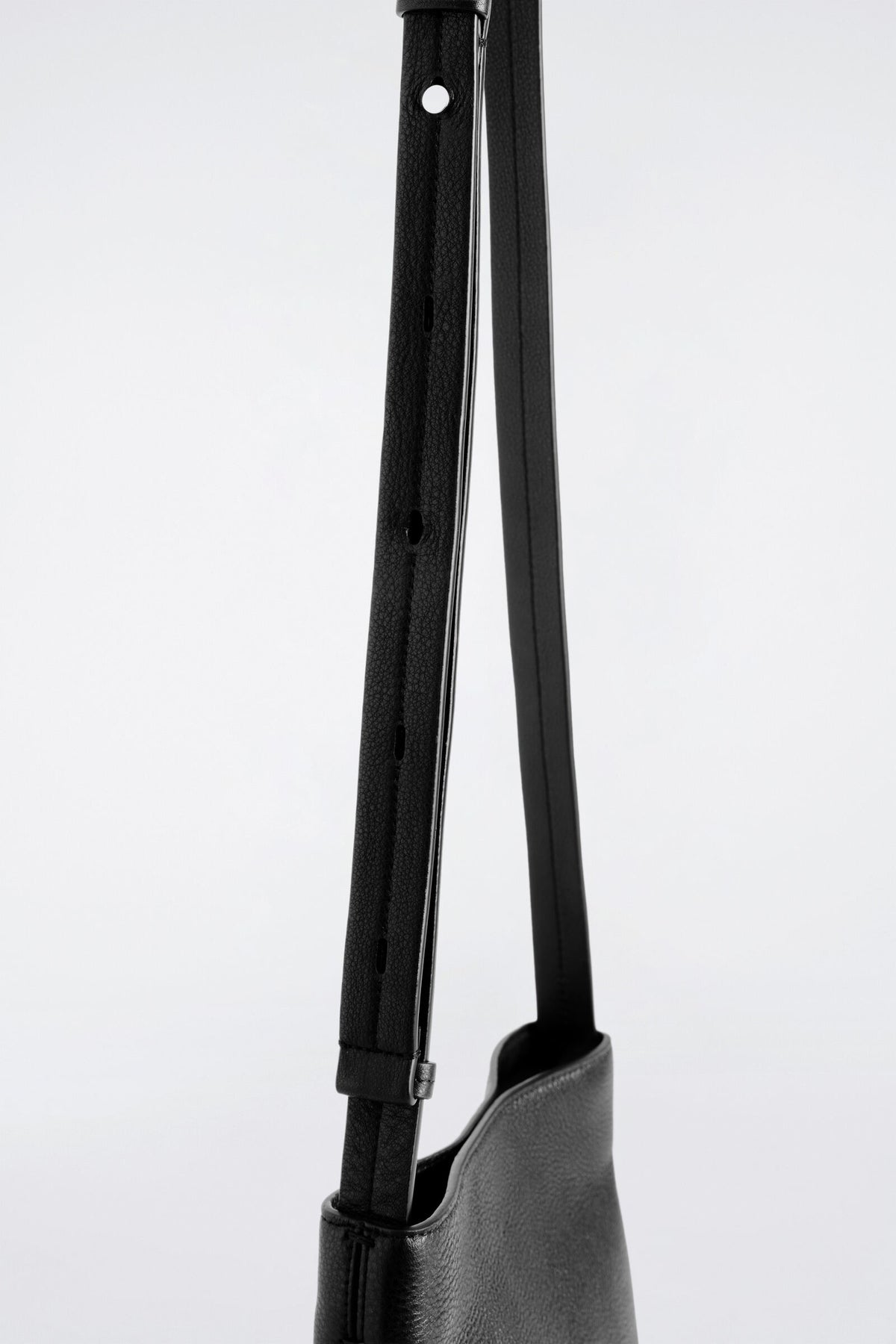BOLSO DE HOMBRO URBANO - PIEL GRANEADA - NEGRO | DescriptiveDetail