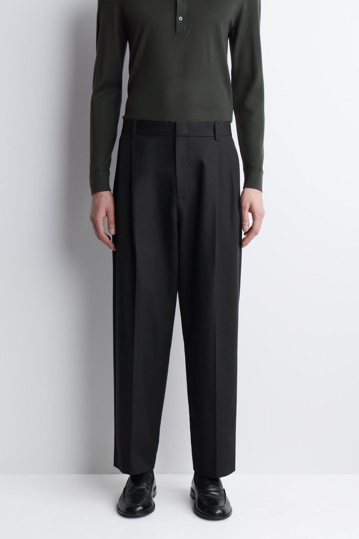 PANTALONES PLEATADOS RELAJADOS TAPERED - NEGRO - StillMedia/Lookbook