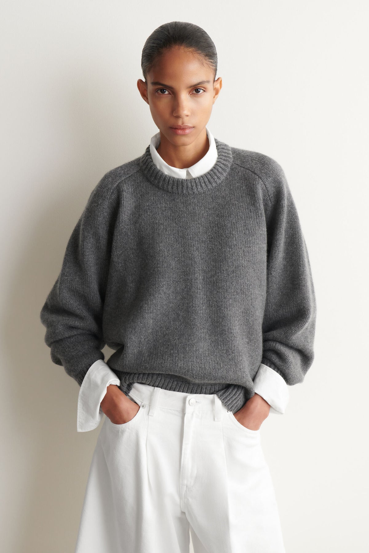 SWEATER DE CASHMERE DE CUELLO REDONDEADO - GRIS MELANGE