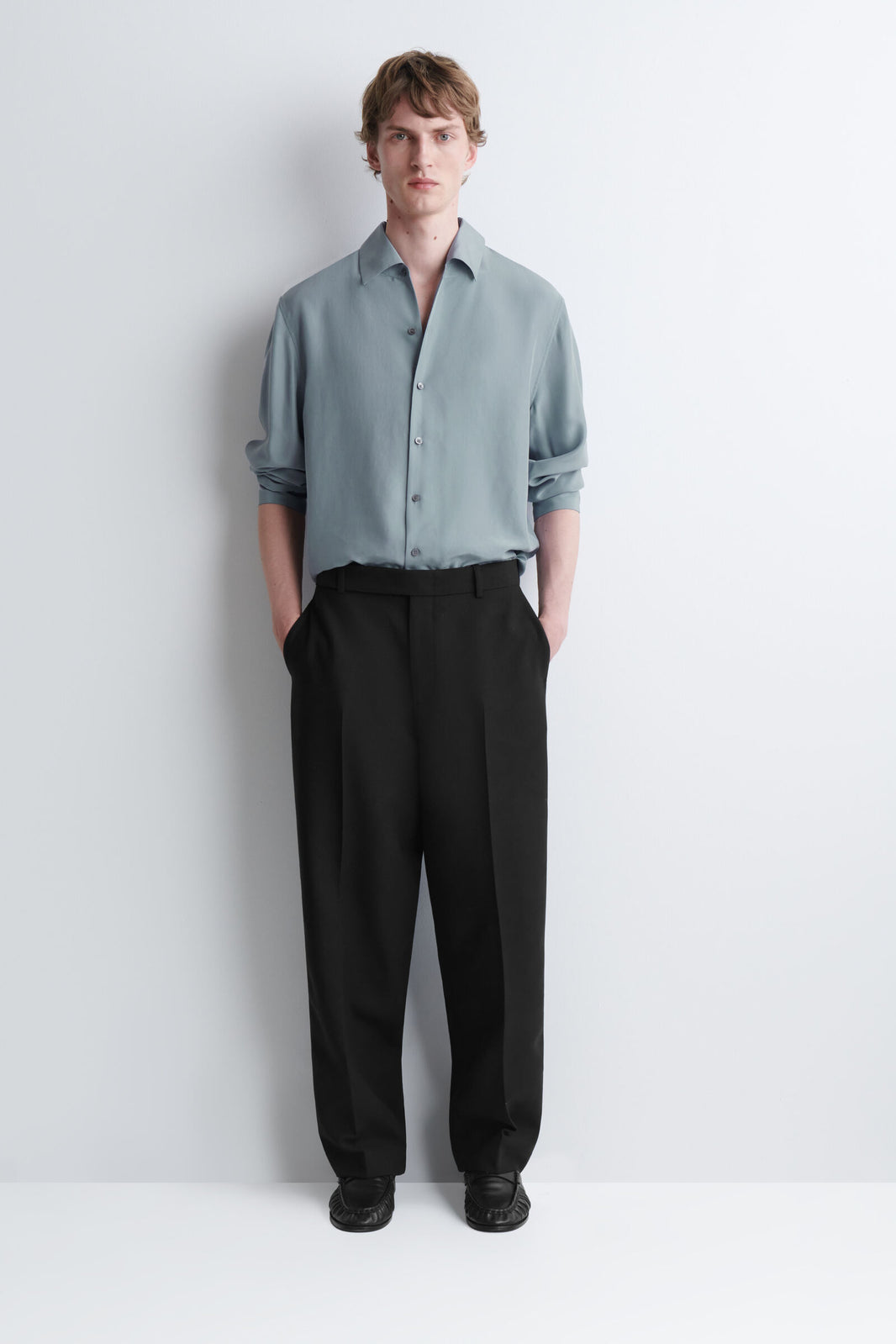 PANTALONES DE MEZCLA DE LANA CON CORTE RELAJADO Y PIERNA RECTA - NEGRO