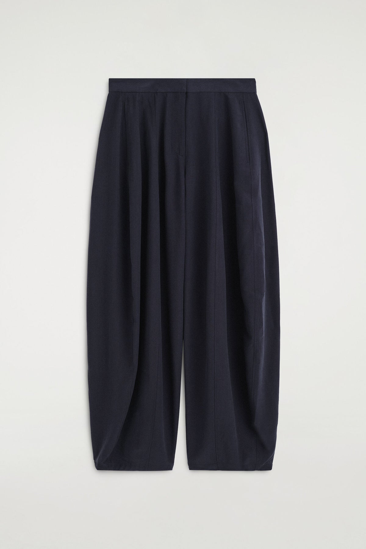 PANTALONES FLUIDOS DE PIERNA BARREL CON COSTURAS - MARINO | DescriptiveStillLife