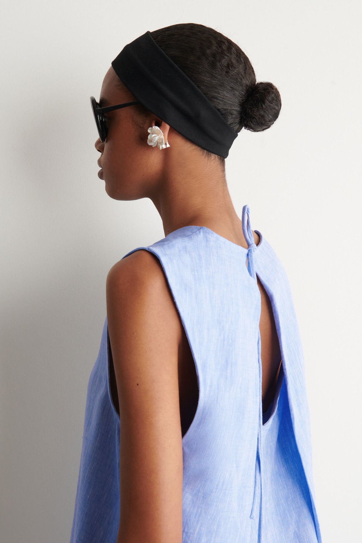 VESTIDO MINI DE LINO CON ESCOTE EN V Y ESPALDA ABIERTA - AZUL CLARO