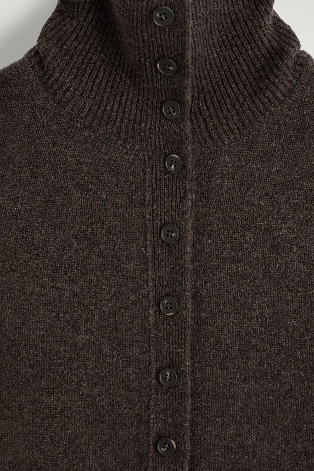 CÁRDIGAN DE CASHMERE ESCULPIDO CON CUELLO DE TUBO - MARRÓN MEZCLADO | DescriptiveDetail