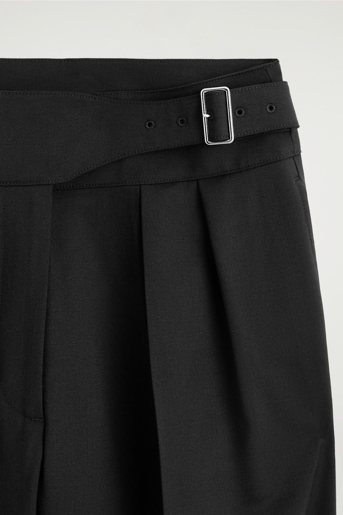 PANTALONES DE PIERNA BARREL CON FAJÍN - NEGRO | DescriptiveDetail