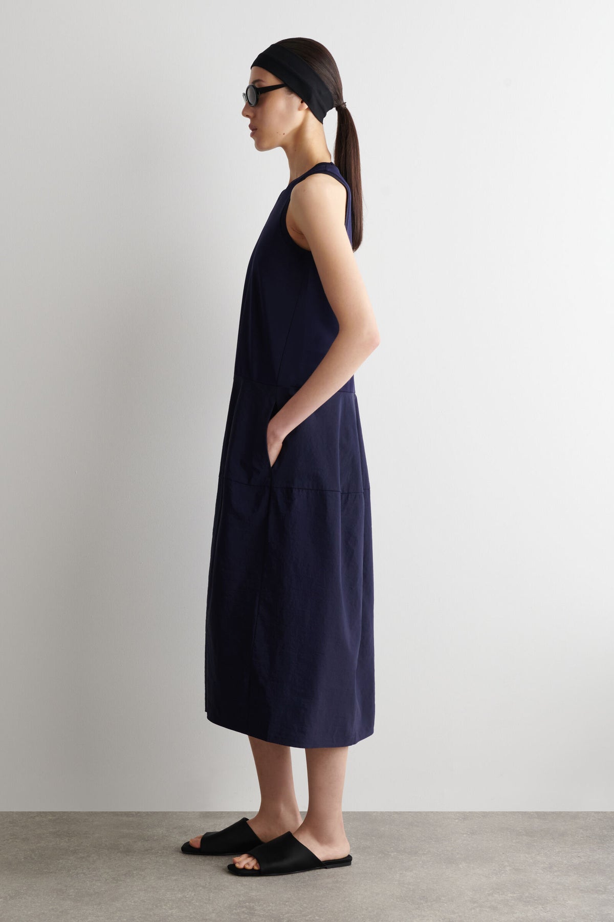 VESTIDO MIDI SIN MANGAS CON PANELES - AZUL MARINO