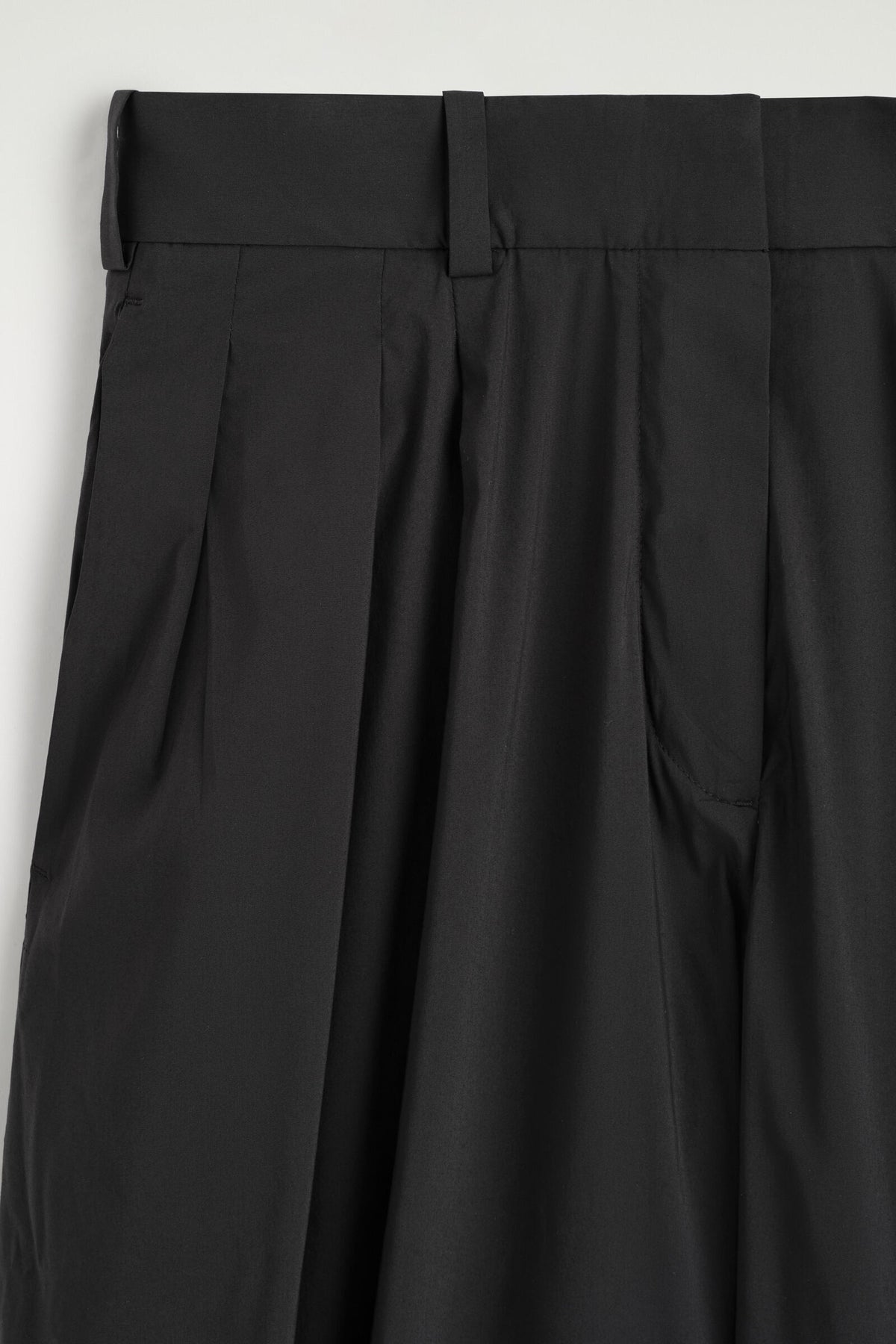PANTALONES DE GLOBO PLISADOS DE MEZCLA DE ALGODÓN - NEGRO | DescriptiveDetail