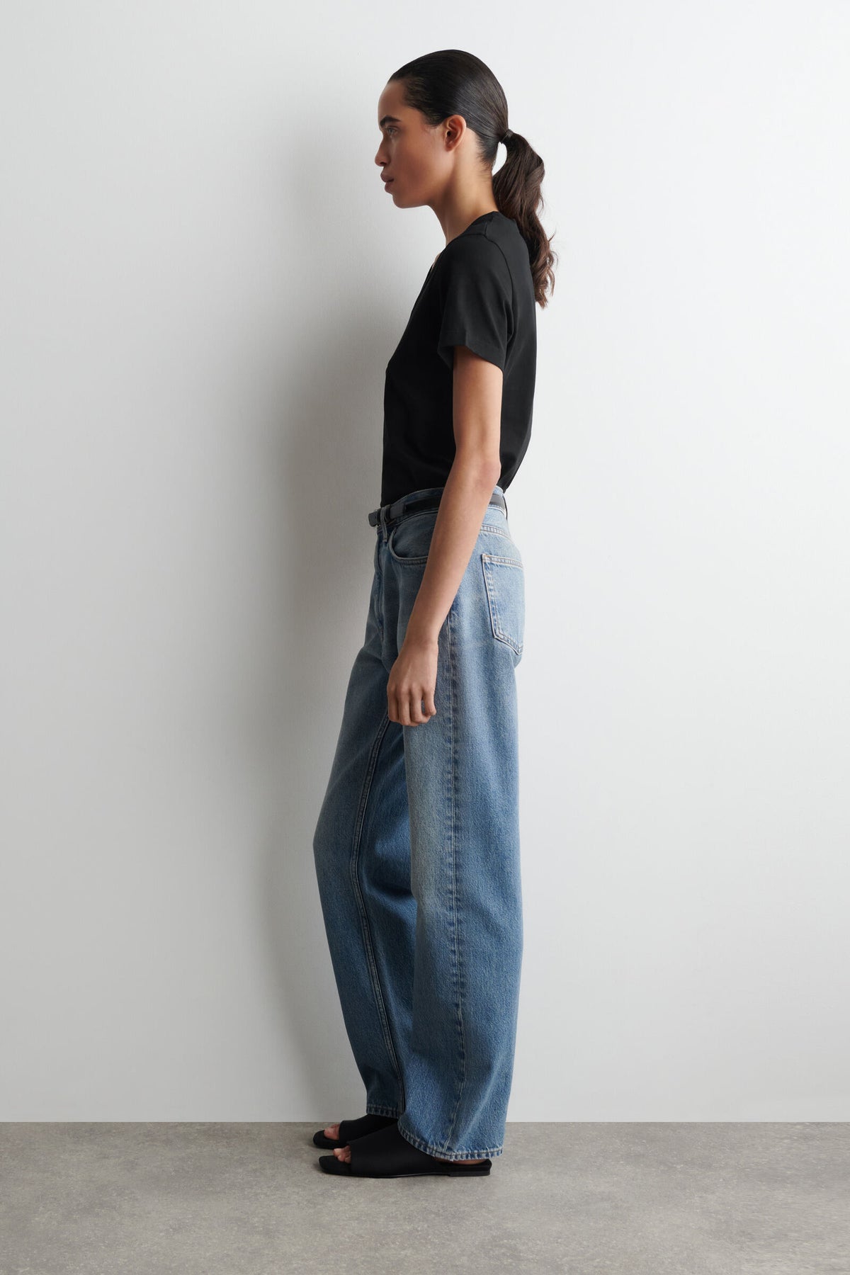 CAMISETA ALGODÓN CUELLO PICO - NEGRO