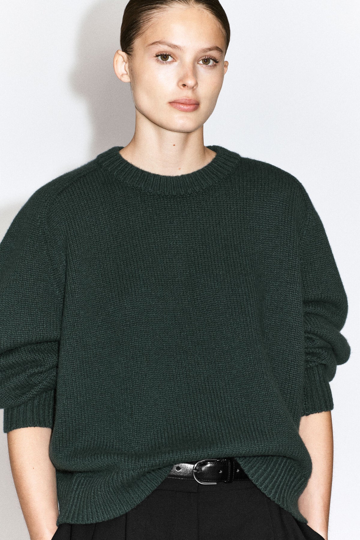 SWEATER DE CASHMERE DE CUELLO REDONDEADO - VERDE OSCURO