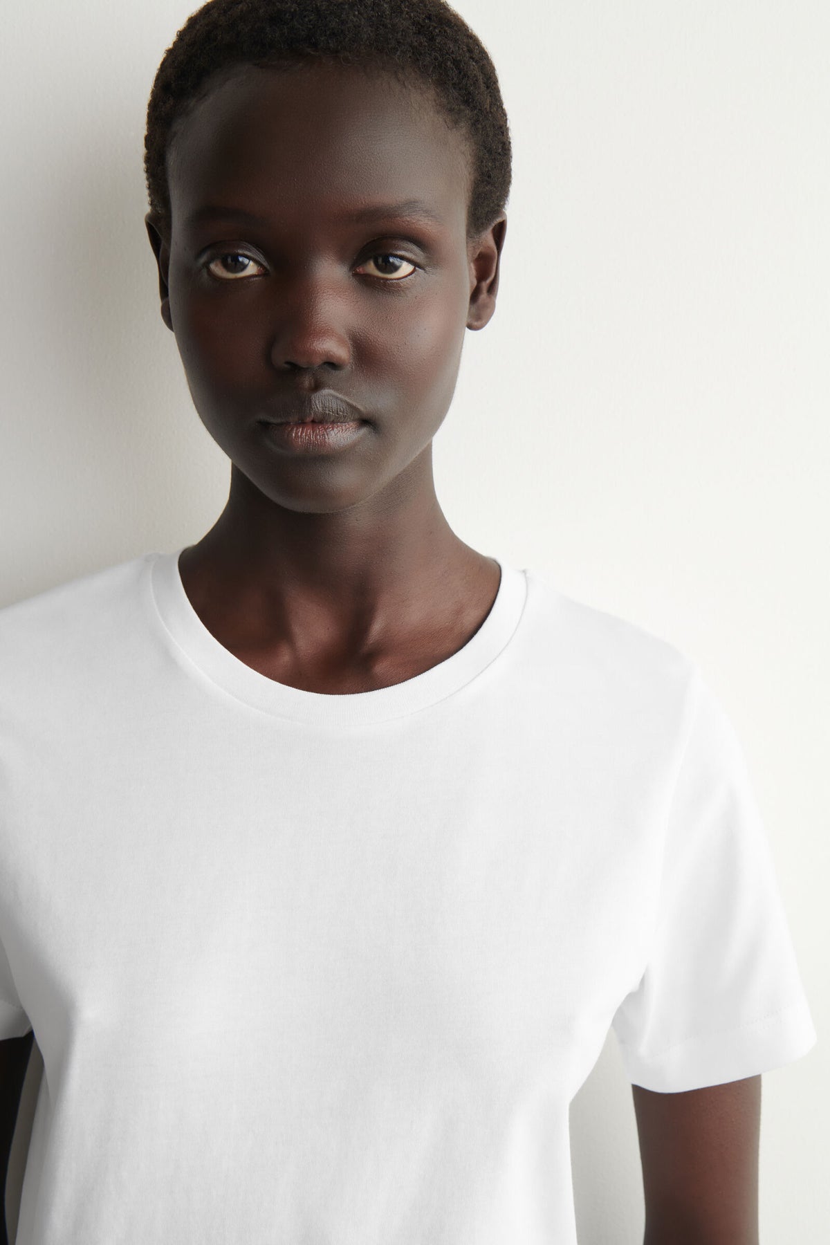 CAMISETA DE ALGODÓN CON CUELLO REDONDO - BLANCO