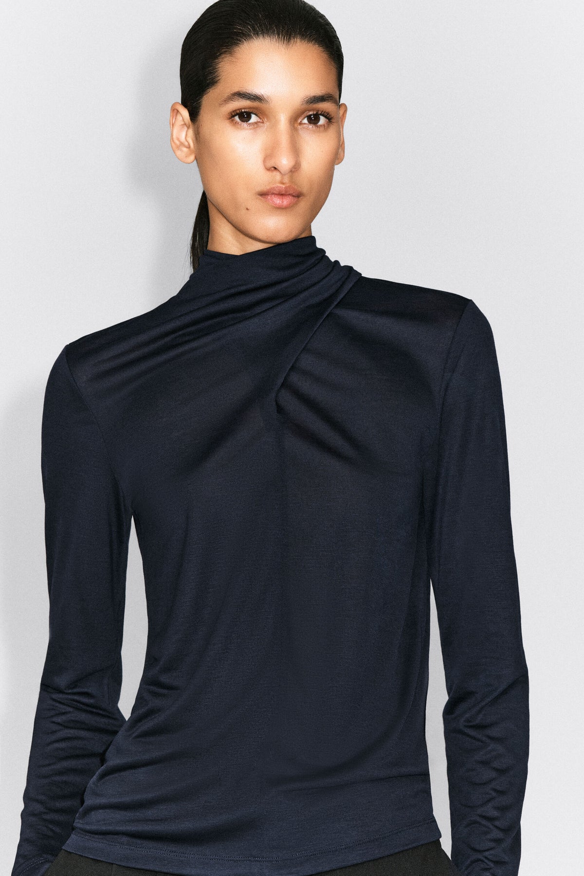 BLUSA FLUIDA CON DETALLE DE PAÑUELO - MARINO