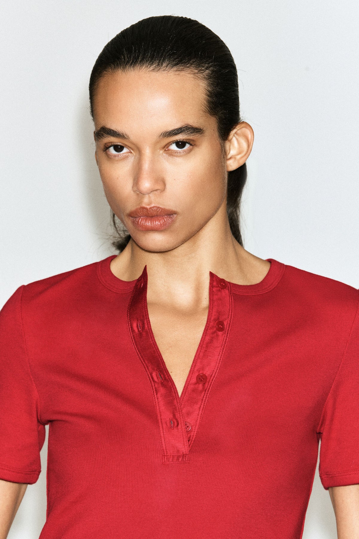 CAMISETA HENLEY ACANALADA - ROJO