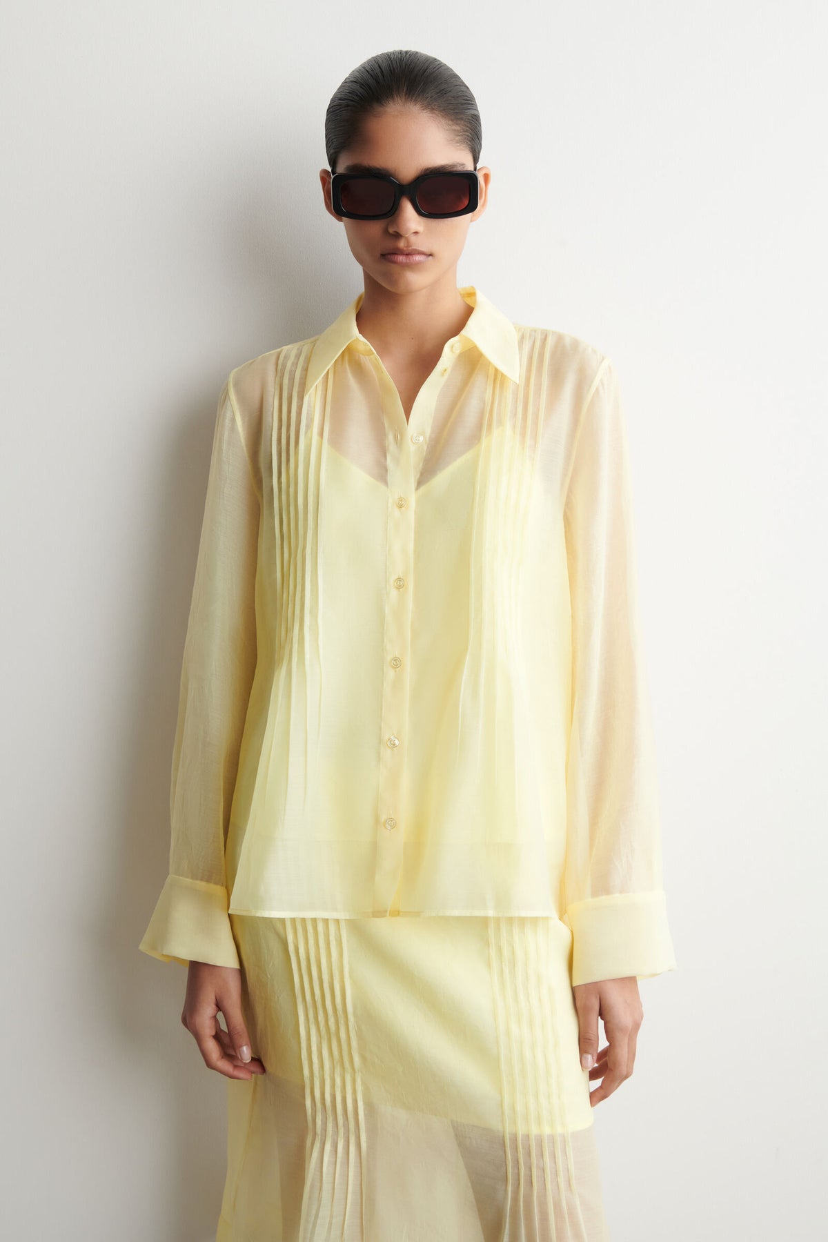 CAMISA TRANSPARENTE CON PLISADOS - AMARILLO