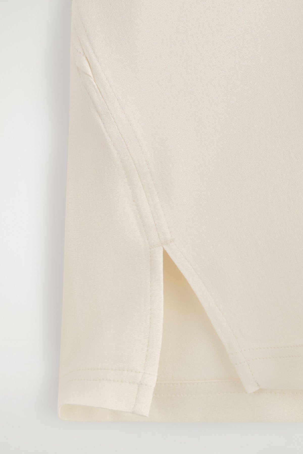 BLUSA DE CREPÉ DRAPEADO CON CUELLO EN V - CREMA | DescriptiveDetail