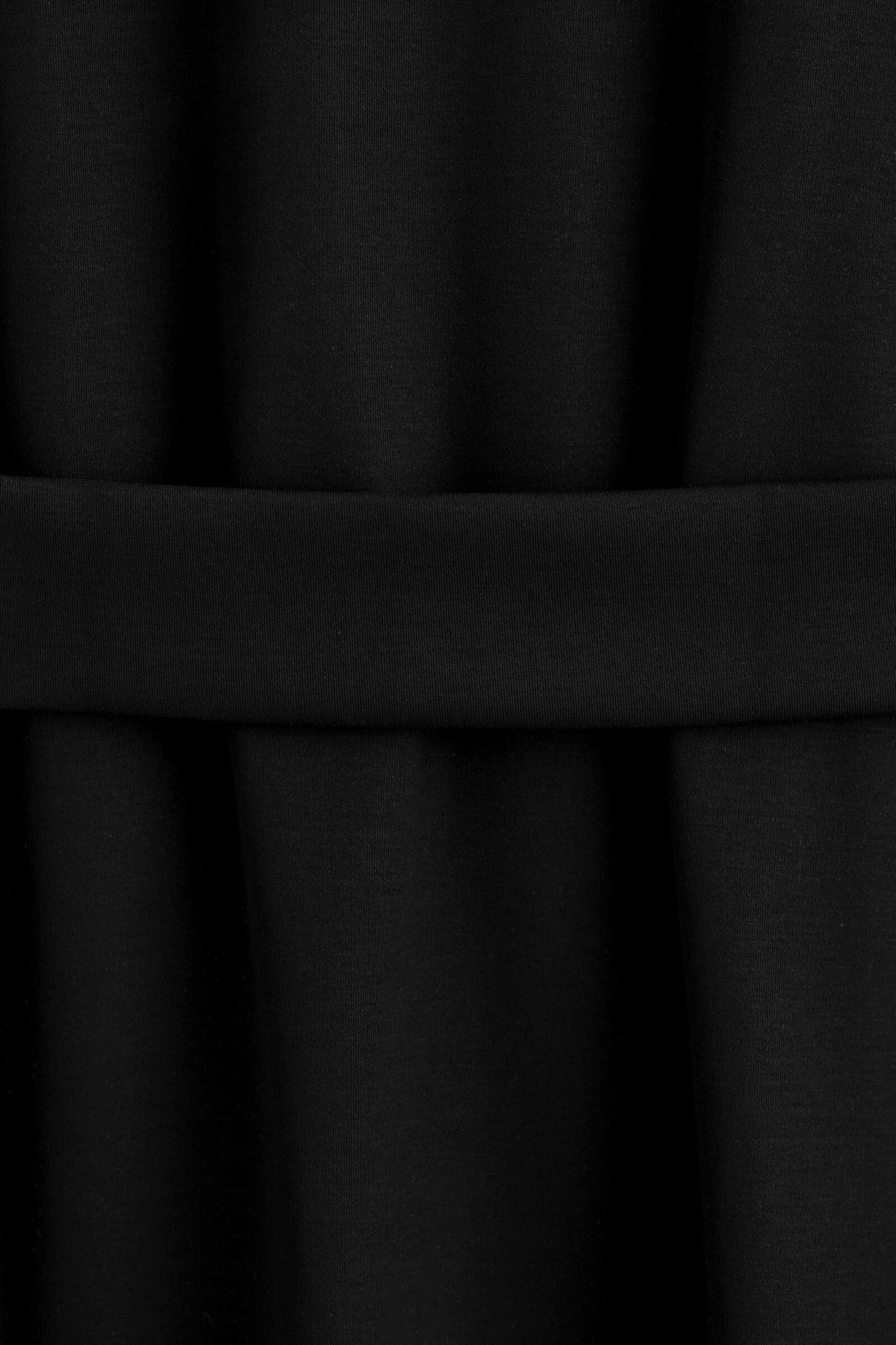 VESTIDO T-SHIRT MIDI CON DETALLE DE CINTURÓN - NEGRO | DescriptiveDetail