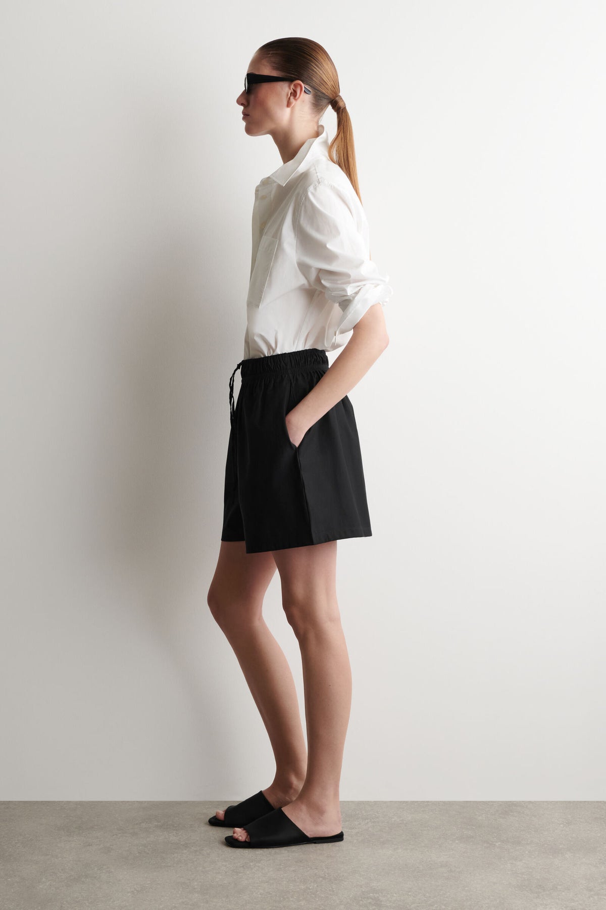 SHORTS CON CINTURA FRUNCIDA - NEGRO