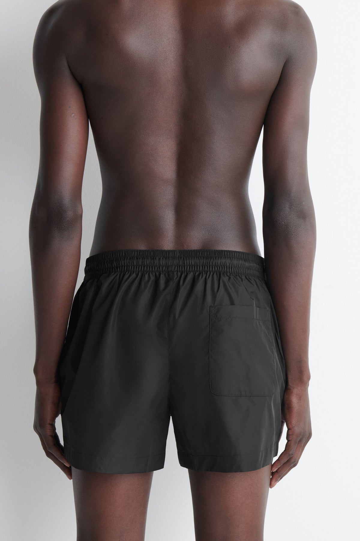 SHORTS DE BAÑO CON DETALLE DE RAYAS - NEGRO