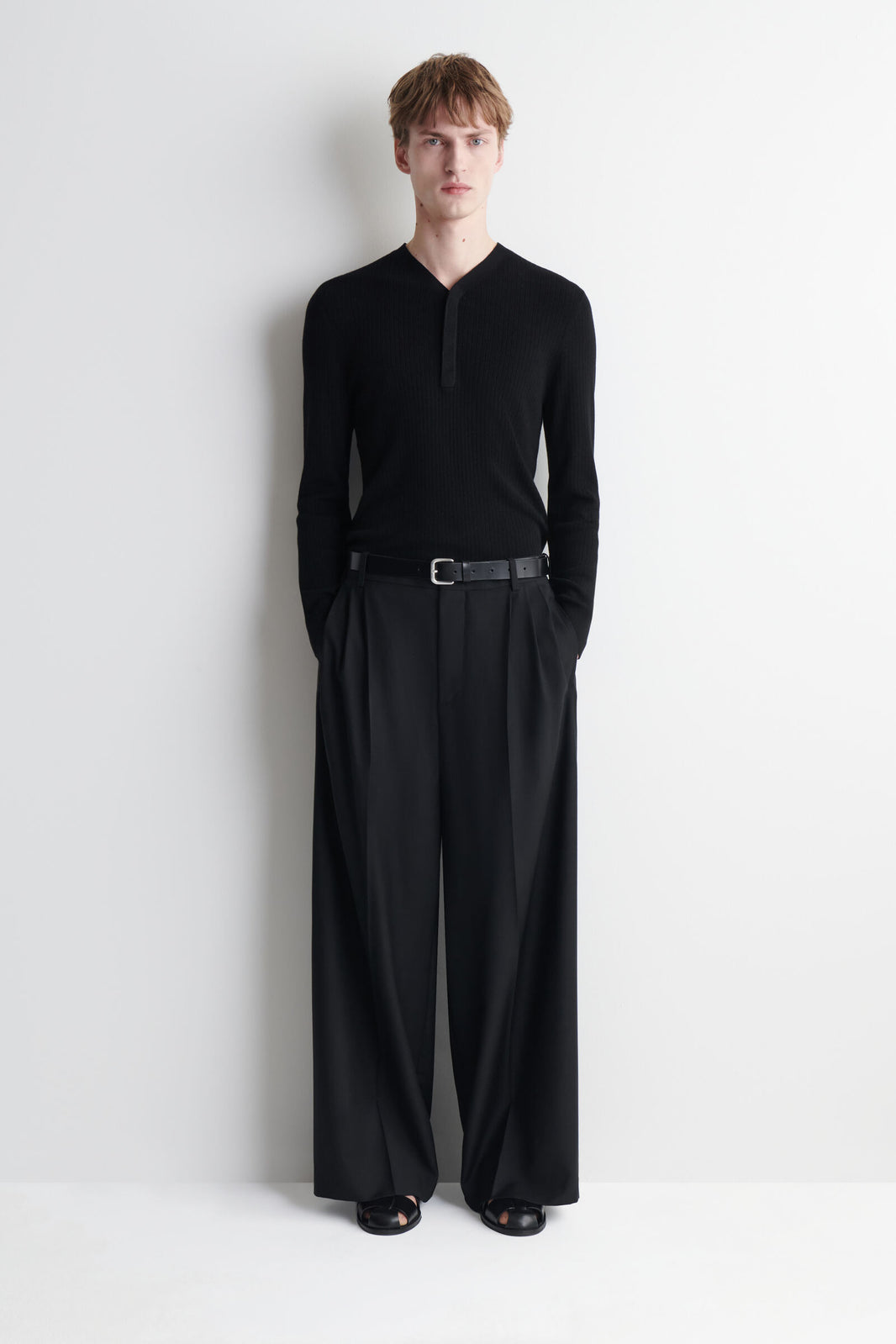 TOP HENLEY DE PUNTO ACANALADO - NEGRO