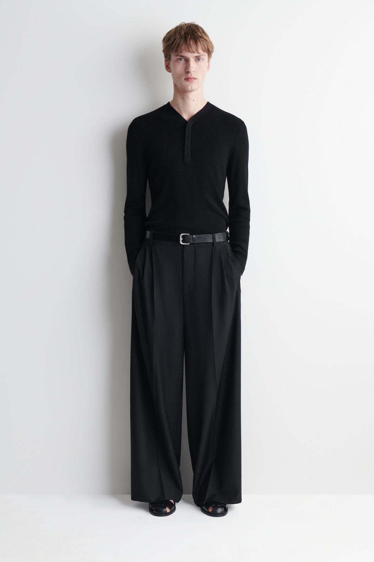 TOP HENLEY DE PUNTO ACANALADO - NEGRO