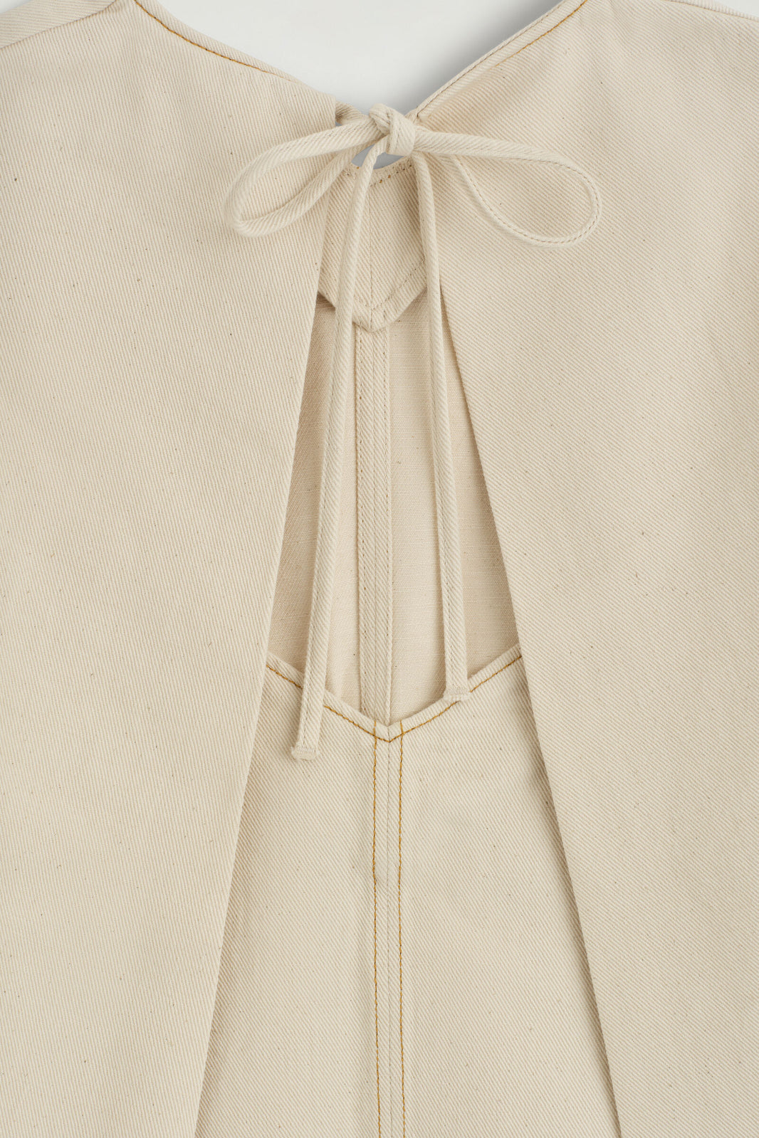 TOP DE DENIM CON ESCOTE EN V Y ESPALDA ABIERTA - CRUDO | DescriptiveDetail