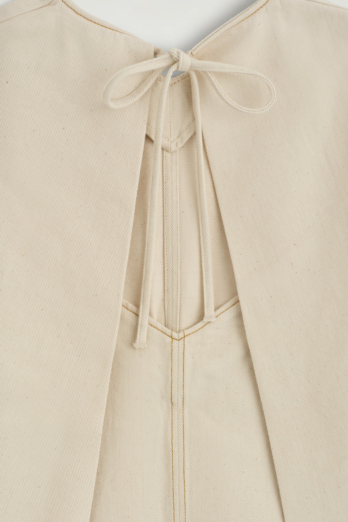 TOP DE DENIM CON ESCOTE EN V Y ESPALDA ABIERTA - CRUDO | DescriptiveDetail