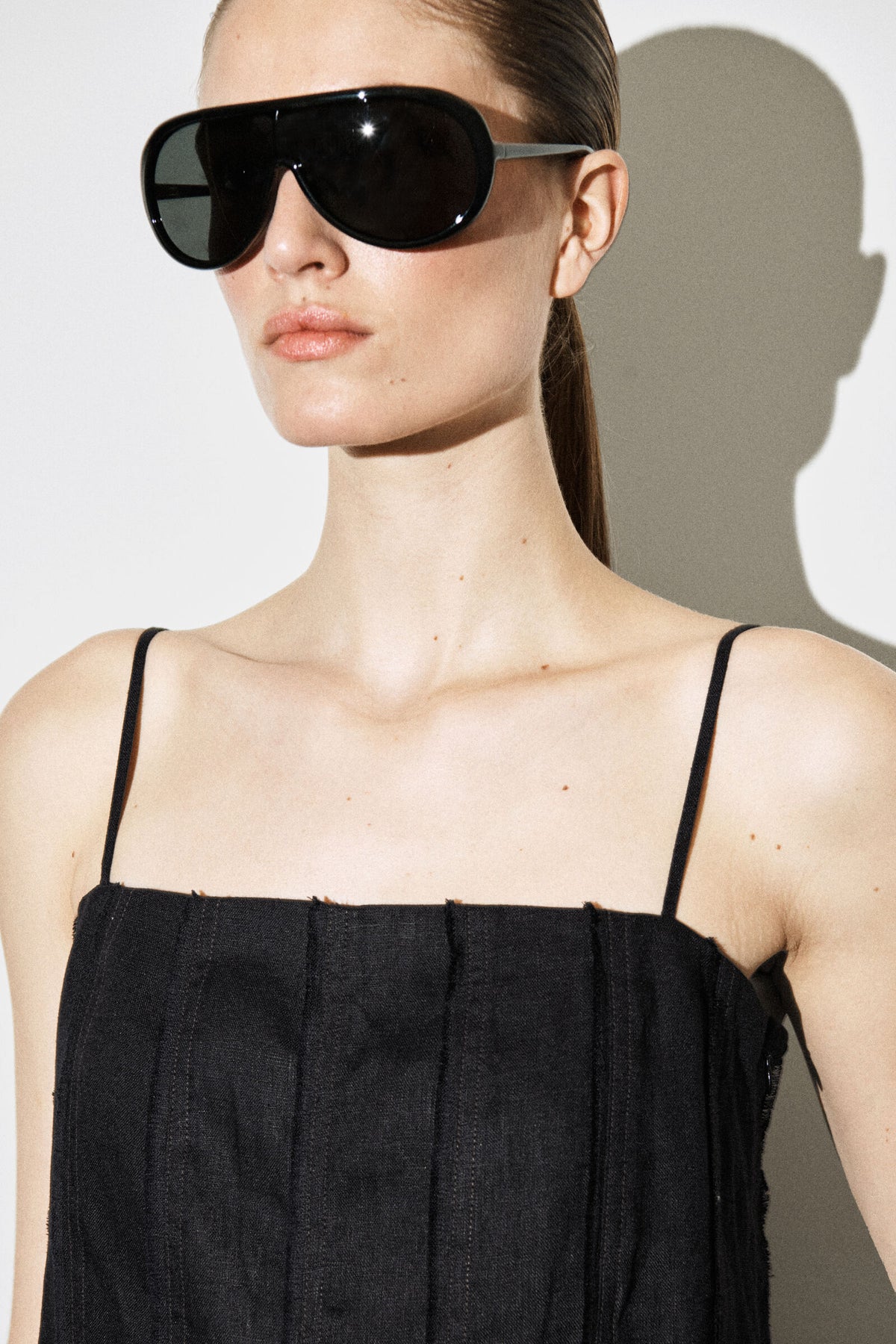 MONO ESCULTÓRICO DE LINO PLISADO - NEGRO - StillMedia/Lookbook