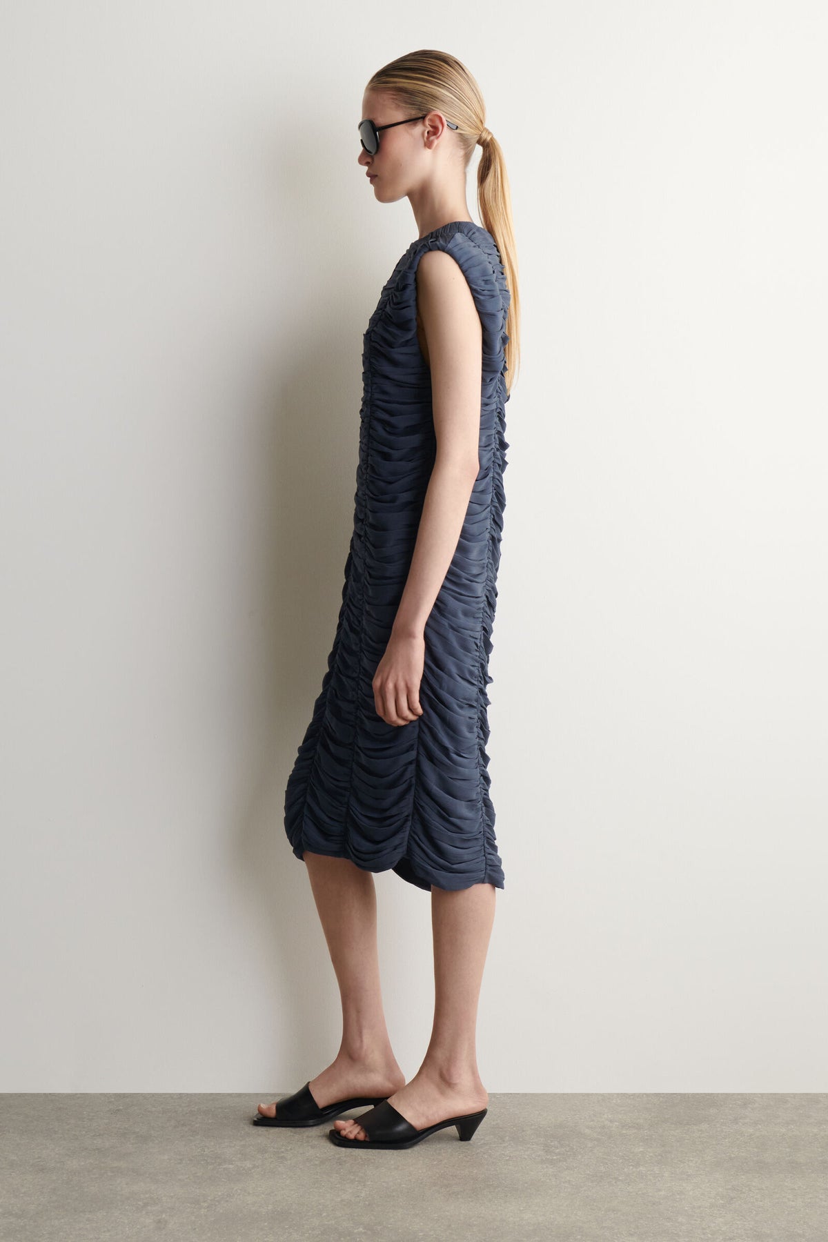VESTIDO CON PANELES FRUNCIDOS - AZUL ACERO