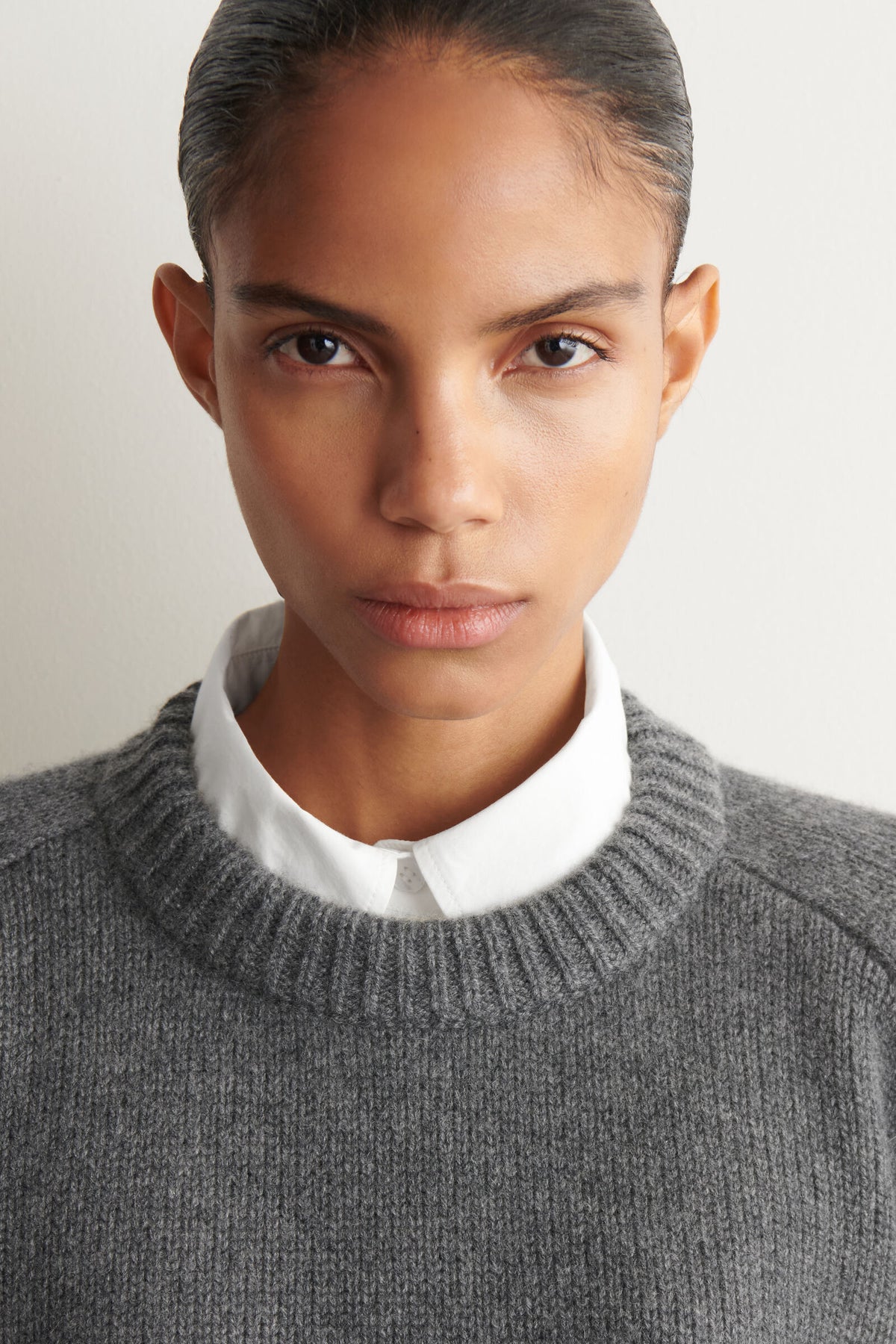 SWEATER DE CASHMERE DE CUELLO REDONDEADO - GRIS MELANGE